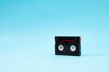 Vintage mini Dv kaset geri bir gün içinde video kayıt için kullanılır. Mavi arka plan üzerine plastik, manyetik, analog film bandı