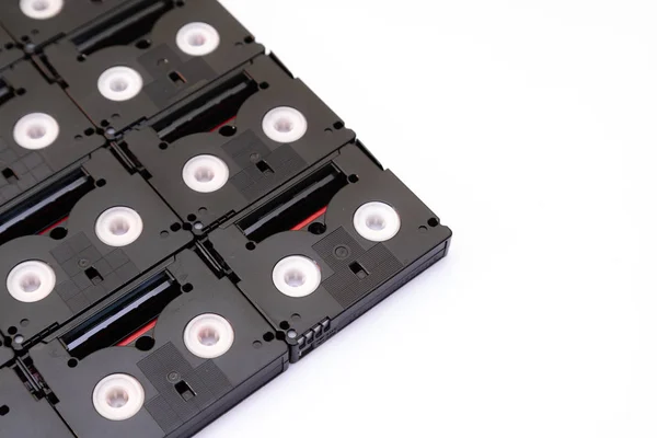 Cintas de cassette mini DV vintage utilizadas para filmar en un día. Patrón hecho de pequeñas cintas magnéticas de plástico — Foto de Stock