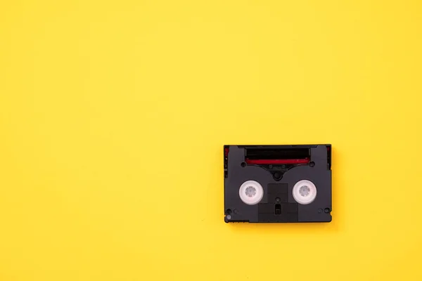 Cinta de casete mini DV vintage utilizada para grabar vídeo en un día. Cinta de plástico, magnética y analógica sobre fondo amarillo —  Fotos de Stock