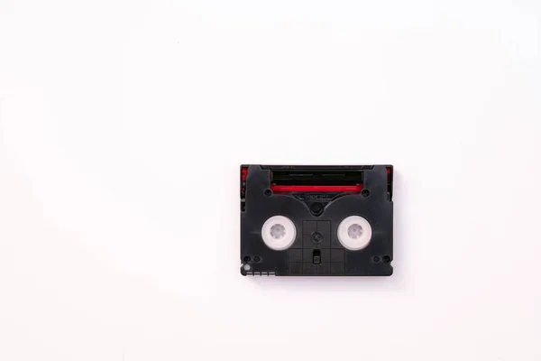 Cinta de casete mini DV vintage utilizada para grabar vídeo en un día. Cinta de plástico, magnética y analógica sobre fondo blanco —  Fotos de Stock