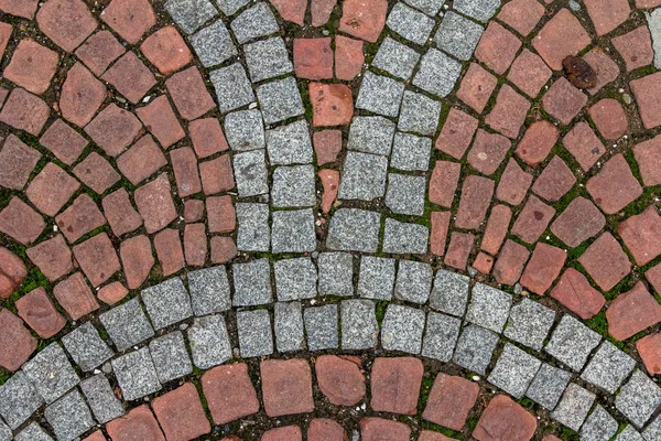 旧市街の古い石畳タイルのテクスチャ。市街地の舗装の背景。抽象的な花崗岩の石のレンガのパターン。通りの歩道の質感 — ストック写真