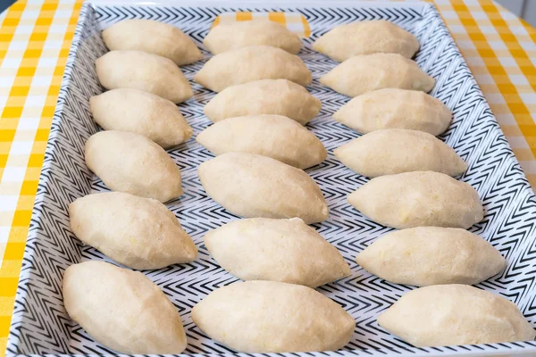 Fazendo de Cepelinai - Zeppelins é prato lituano nacional. Reunião de carne de porco é enrolado dentro de purê de batatas cruas e fervido em água quente — Fotografia de Stock