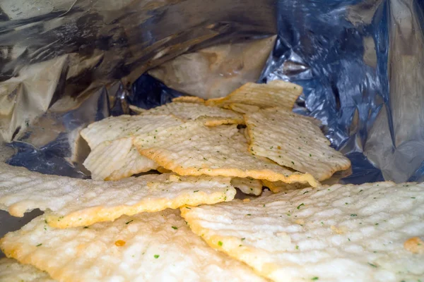 Внутри мешка с чипсами. Открытая упаковка оригинальных вкусных картофельных чипсов. Быстрое питание и нездоровое питание — стоковое фото
