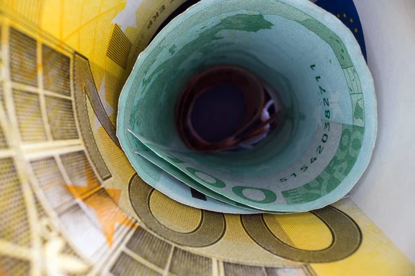 Dentro del túnel del dinero. Vista de perspectiva abstracta de los billetes en euros enrollados en un tubo. Ahorro e inversión de dinero — Foto de Stock