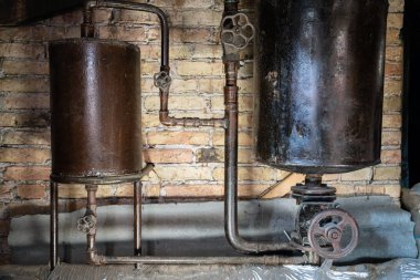 Paslı kazan dairesi boruları. Eski metal kazan ısıtma üreten ve boru hattı ile eve teslim. Bu sistemle sıcak su veya gaz teslim ediliyor