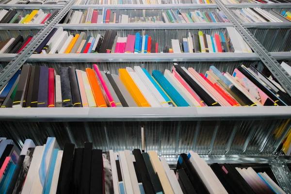 Grande seleção de livros na biblioteca pública. Pesquisa, olhar — Fotografia de Stock