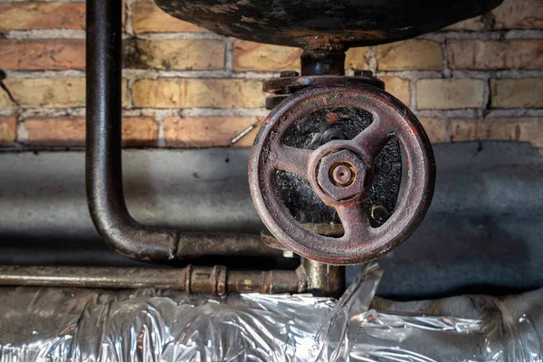 Robinets rouillés sur les tuyaux de la chaufferie. Vieille chaudière en métal générant le chauffage et le livrant à la maison par pipeline — Photo