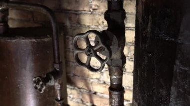 Paslı kazan dairesi boruları. Eski metal kazan ısıtma üreten ve boru hattı ile eve teslim. Bu sistemle sıcak su veya gaz teslim ediliyor