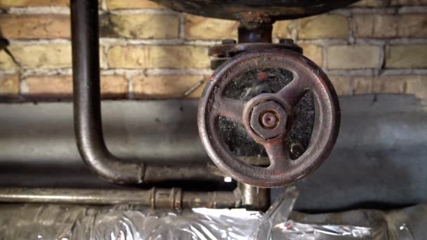 生锈的锅炉房管道 旧金属锅炉产生加热 并通过管道送货上门 此系统提供热水或气体 — 图库视频影像