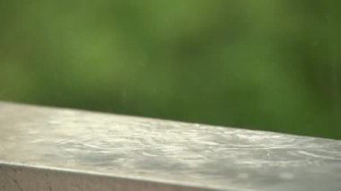 Dışarıda şiddetli yaz yağmuru var. Güçlü rüzgar ve yağmur balkonda metal korkuluk üzerine düşen damla. Dramatik gök gürültüsü fırtına dışında