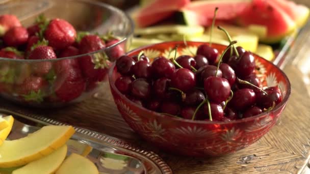 Färska Sommarfrukter Körsbär Ekologiska Jordgubbar Melon Skivor Vattenmelon Vintage Crystal — Stockvideo