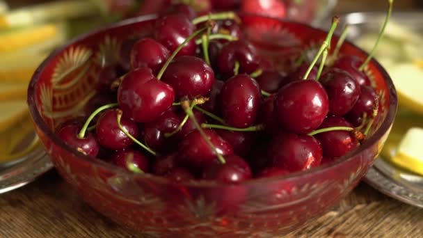 新鲜的夏季水果 老木桌上的复古水晶碗中的樱桃 — 图库视频影像