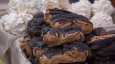 Ecler pasta demet gıda markette birbiri üstüne yığılmış çikolata kaplı