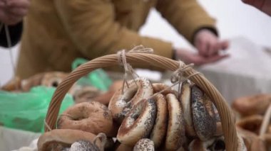 Müşteri satın alma halka şeklinde ekmek rulo haşhaş tohumu ile bir şehir ücret terbiyeli. Simit, ekmek halkası için el ödeme para