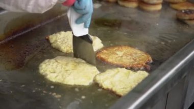 İnsan eli altın patates pişirme şehir adil açık havada krep