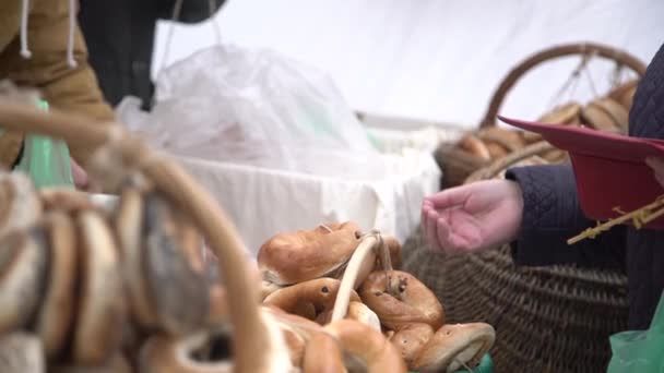 Costumer Buying Ring Shaped Bread Rolls Seasoned Poppy Seeds City — Stock Video