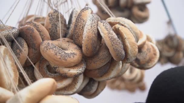 Beyaz Arka Plan Simit Haşhaş Tohumu Ile Ekmek Halkası Satılık — Stok video