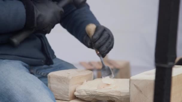 Close Mãos Artesão Esculpir Com Uma Goivete Nas Mãos Bancada — Vídeo de Stock