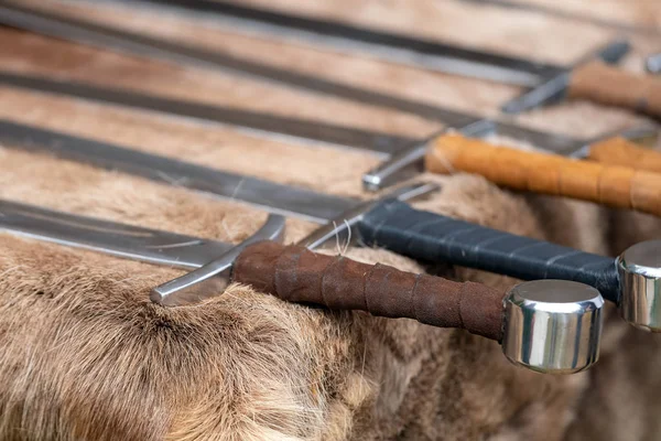 Repliken mittelalterlicher Waffen für den Nahkampf in Kriegen auf Tierfell ausgestellt — Stockfoto