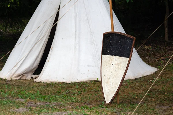 Campeggio tenda militare medievale. Il campeggio del Medioevo mostra come le tribù vivevano nel passato — Foto Stock