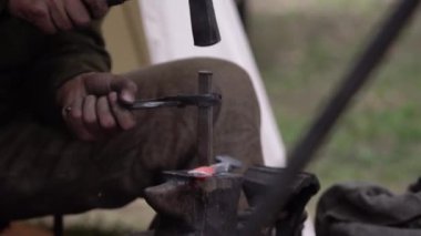 Demirci onun iş dükkanında sıcak metal dövme. Zanaat el dövme metal dış