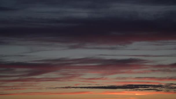 Timelapse Dramatiska Solnedgången Himmel Panorama Med Brinnande Färgglada Moln Bakgrund — Stockvideo