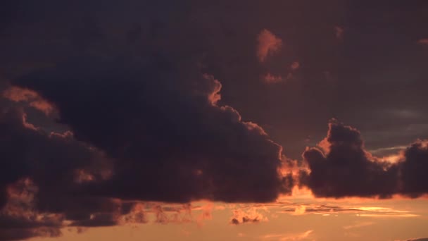 Timelapse Del Dramático Panorama Del Cielo Atardecer Con Ardientes Nubes — Vídeo de stock