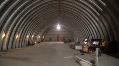 Terk boş depo, metal çatı ile eski rustik metal yapısı, eski ticari fabrika binası iç