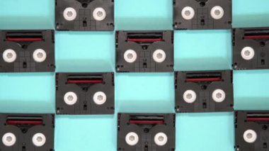 Eski Mini DV kaset bantları bir gün içinde geri filme için kullanılır. Mavi arka planda plastik video bantlar yapılmış deseni