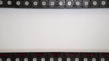 Analog film ekran konsepti eski Mini DV kaset bantları bir gün içinde geri filme için kullanılan yapılmış. Mavi arka planda plastik video bantlar yapılmış deseni
