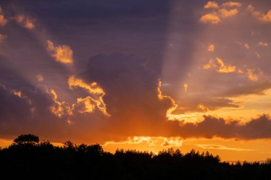 Renkli bulutlar arka plan yanma ile dramatik günbatımı gökyüzü Panoraması. Şafakta pastoral bulutların zemin. Görkemli bulut manzarası