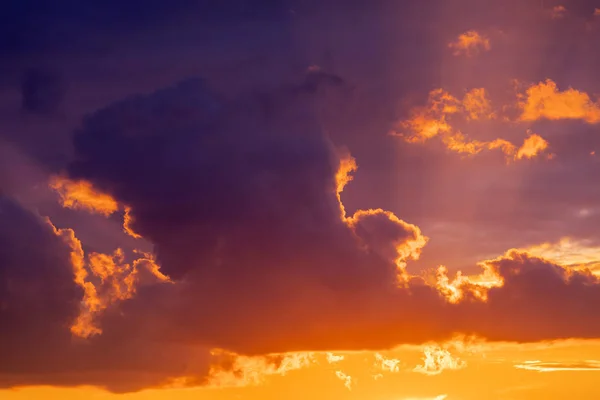 Dramatic sunset sky panorama with burning colourful clouds background. Idyllic cloudscape backdrop at dawn. Majestic cloud scenery — Stock Photo, Image