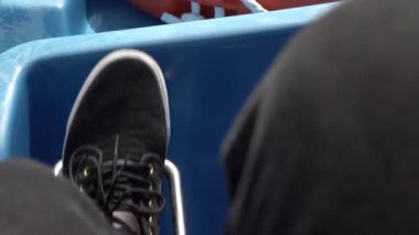 Mans ayakları bir göl üzerinde su bisikletüzerinde pedallar dönen. Turistler için iplik tekne, arkadaşlarınızla eğlenceli yaz etkinliği