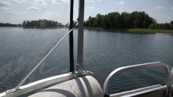 游艇在温暖 阳光明媚的夏日在水面上航行 在淡水与帆船度假 — 图库视频影像