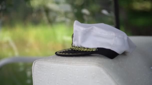 Witte Kapitein Hoed Buurt Van Het Stuurwiel Een Boot Zomer — Stockvideo