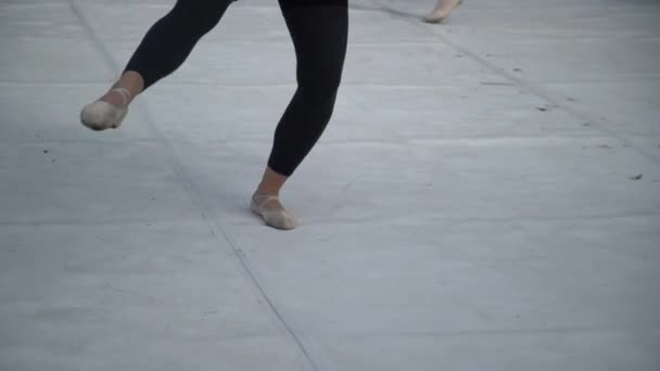 Ballet Dansers Beoefenen Prestaties Buitenshuis Close Van Ballerina Voeten Dragen — Stockvideo