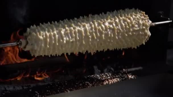 Cocinar Torta Tradicional Capas Sakotis Una Llama Abierta Afuera Baumkuchen — Vídeo de stock