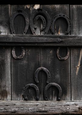 Vintage ahşap arka plan üzerinde Rustik at nalı. Köyde ahşap kapı asılı Eski at ayakkabısı - şans sembolü