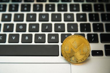 Bilgisayar klavye düğmelerinin üstündeki Daire Monerd sikkesi. Dijital para birimi, blok zinciri piyasası, online iş