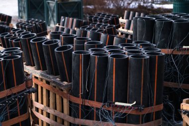 Barut ve elektrik teli ile tüpler ile büyük havai fişek gösterisi hazırlanması