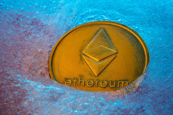 Altın Ethereum sikke, mavi buz dondurulmuş online dijital para birimi. Blok zinciri kavramı, piyasa çöküşü. Dondurulmuş kripto para, amortisman