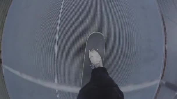 Pohled Skateboardista Jezdíš Skateboard Městském Chodníku Bruslař Městském Prostředí Kutálel — Stock video