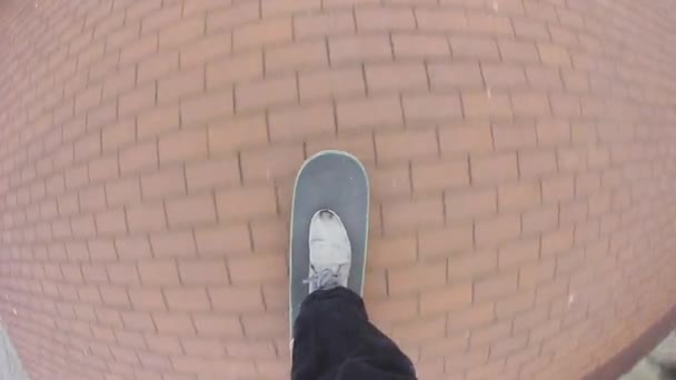 Synvinkel Skateboardåkare Ridning Skateboard Staden Trottoaren Skater Rullande Freestyle Stadsmiljö — Stockvideo