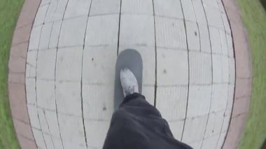 Şehir kaldırımında kaykay sürme kaykay kaykay bakış açısı. Patenci kentsel ortamda serbest haddeleme. Gemide dengeyi elinde tutan genç adam, ekstrem spor
