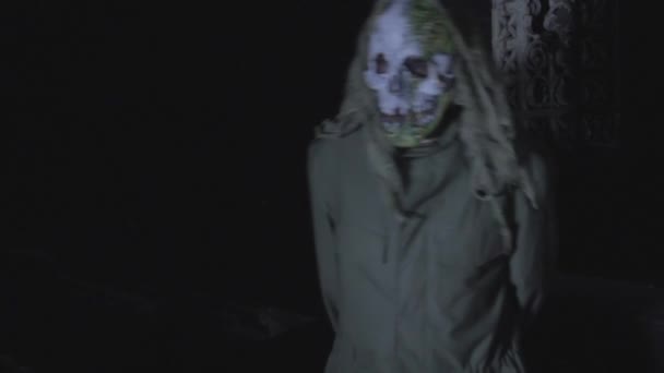 Unbekannter Mann Mit Gruseliger Halloween Maske Nachts Dunkeln Ritual Schwarzer — Stockvideo