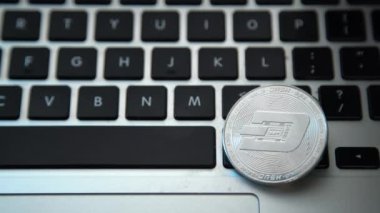 Bilgisayar klavye düğmelerinin üstündeki Daire Çizgi sikkesi. Dijital para birimi, blok zinciri piyasası, online iş