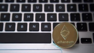 Bilgisayar klavye düğmelerinin üstündeki Daire Ethereum sikkesi. Dijital para birimi, blok zinciri piyasası, online iş