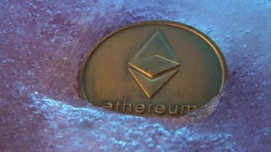 Altın Ethereum sikke, mavi buz dondurulmuş online dijital para birimi. Blok zinciri kavramı, piyasa çöküşü. Dondurulmuş kripto para, amortisman
