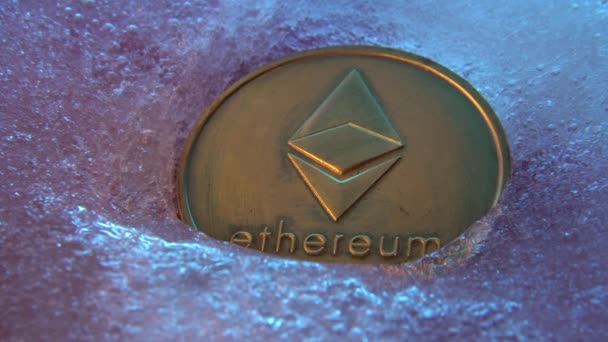 Золота Монета Ethereum Онлайн Цифрова Валюта Заморожена Блакитному Льоду Концепція — стокове відео
