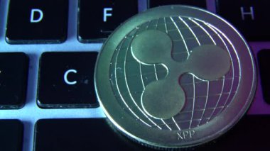 Bilgisayar klavye düğmelerinin üstündeki Circle Ripple sikkesi. Dijital para birimi, blok zinciri piyasası, online iş